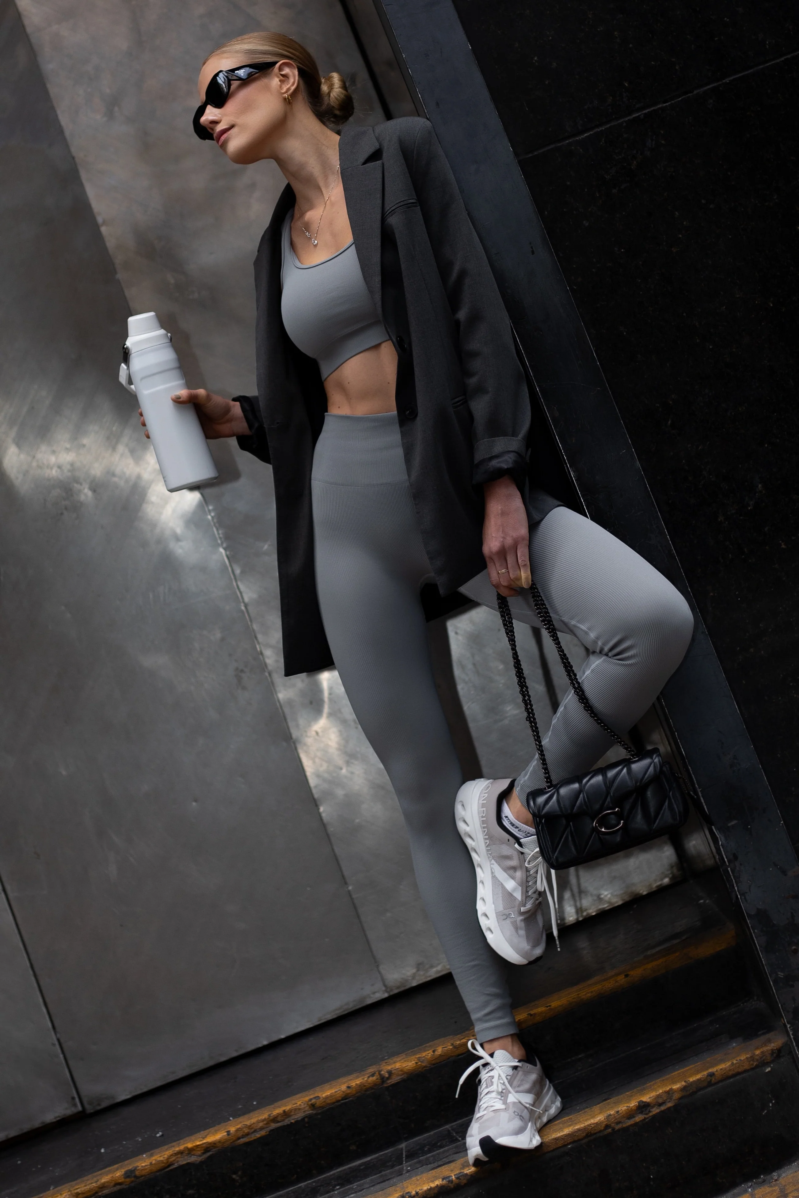 Top Outsider Seamless Dark Grey - Image 5