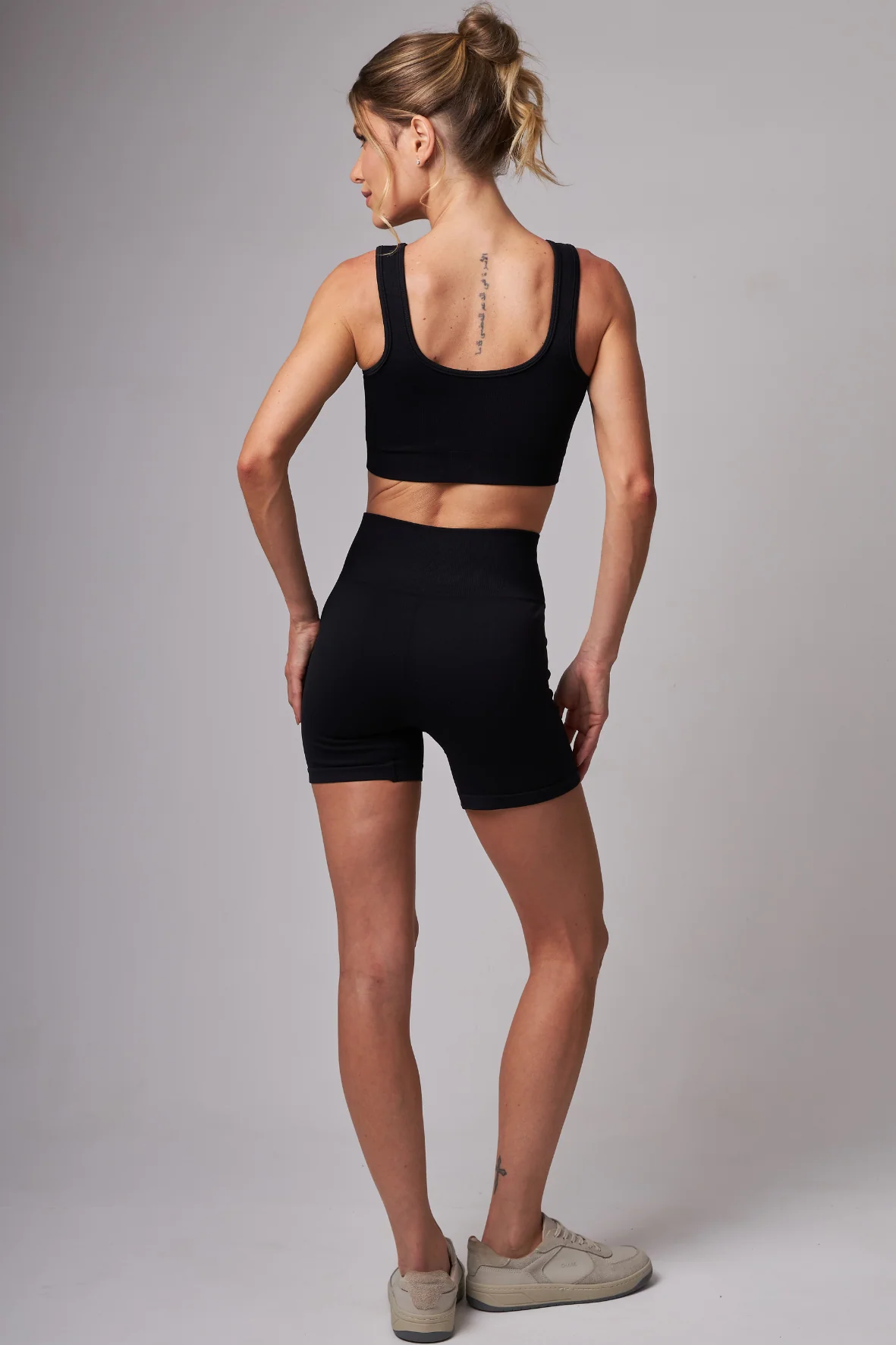Short Outsider Seamless Black - Image 5